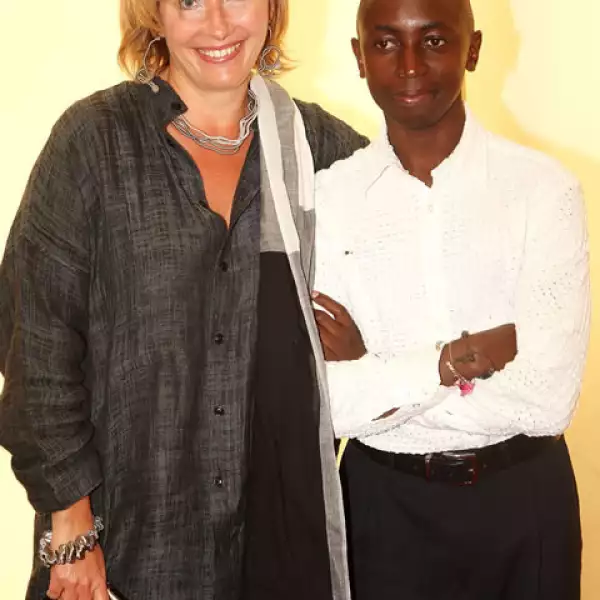 Emma Thompson tiene dos hijos, uno de ellos, que es niña, es biológica y el otro es niño, a quien adoptó tras haberse enterado de que fue víctima del genocidio de Ruanda.