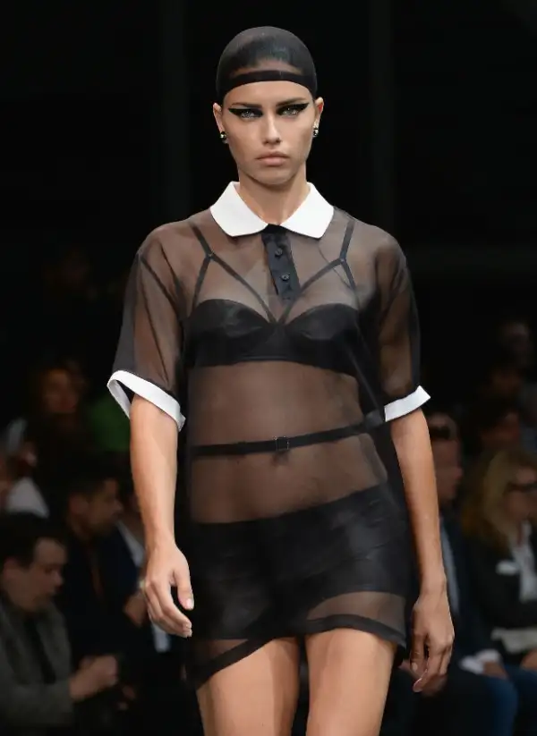 Adriana Lima durante la pasarela de Givenchy en ParÃ­s.