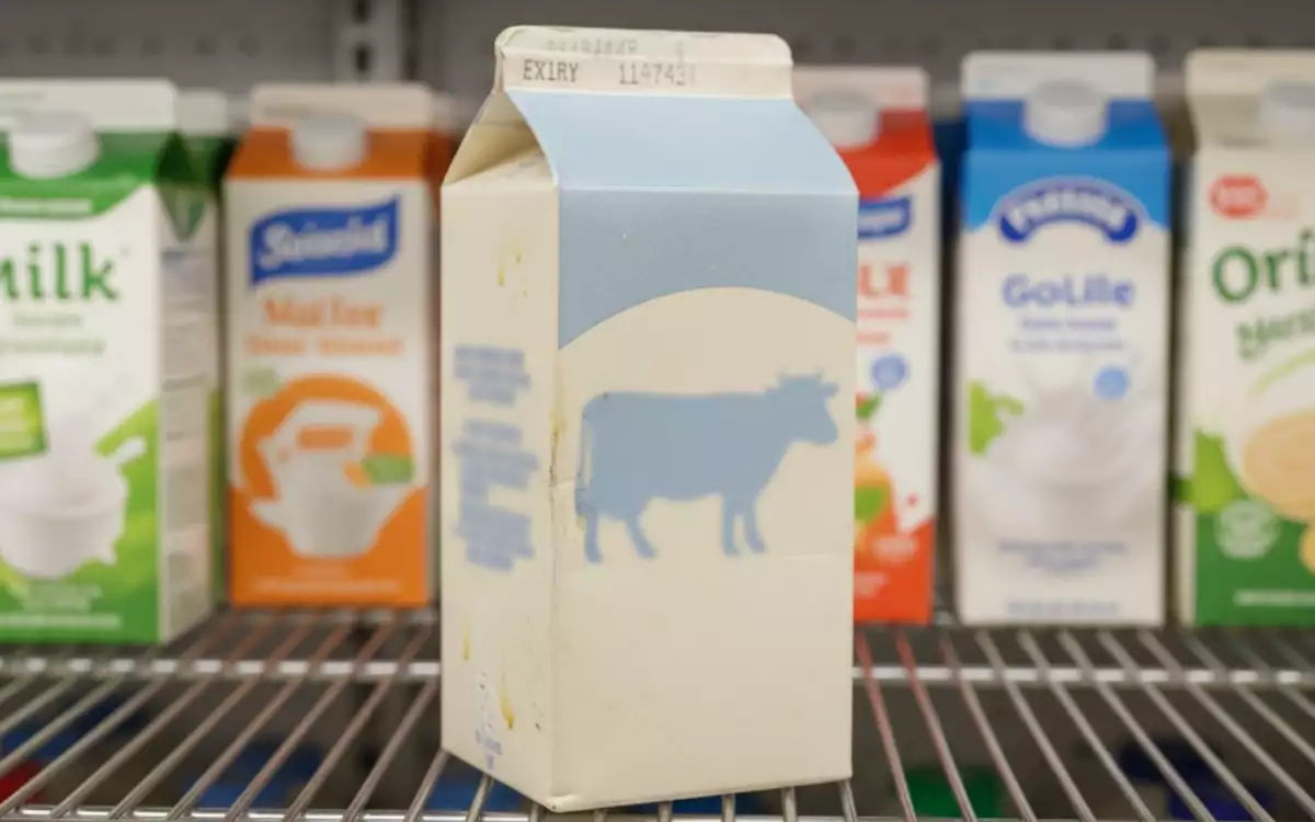 Profeco analizó marcas de leche en México y esta es la única que reprobó (y la venden solo en Tiendas 3B)