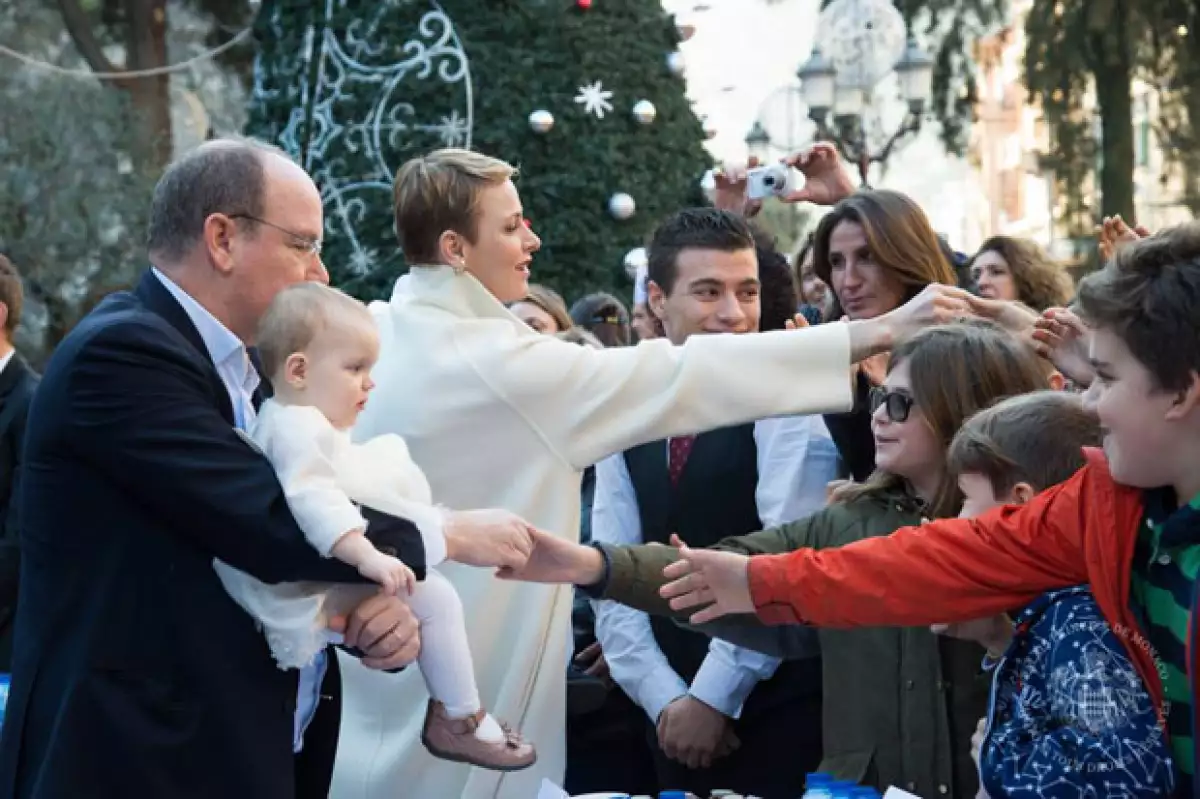 Los príncipes acercaron a sus hijos para que los niños pudieran saludarlos.