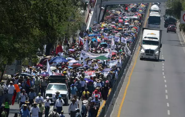 La Autopista del Sol ha sido bloqueada en varias ocasiones por miembros de la CNTE, como reclamo por la aprobación de la reforma educativa.