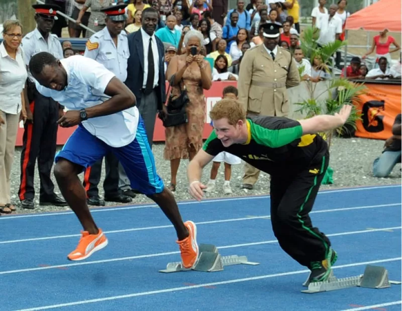 Durante su visita a Jamaica, el hermano de Guillermo recibió consejos deportivos del hombre más rápido del mundo e incluso `le ganó´ corriendo.