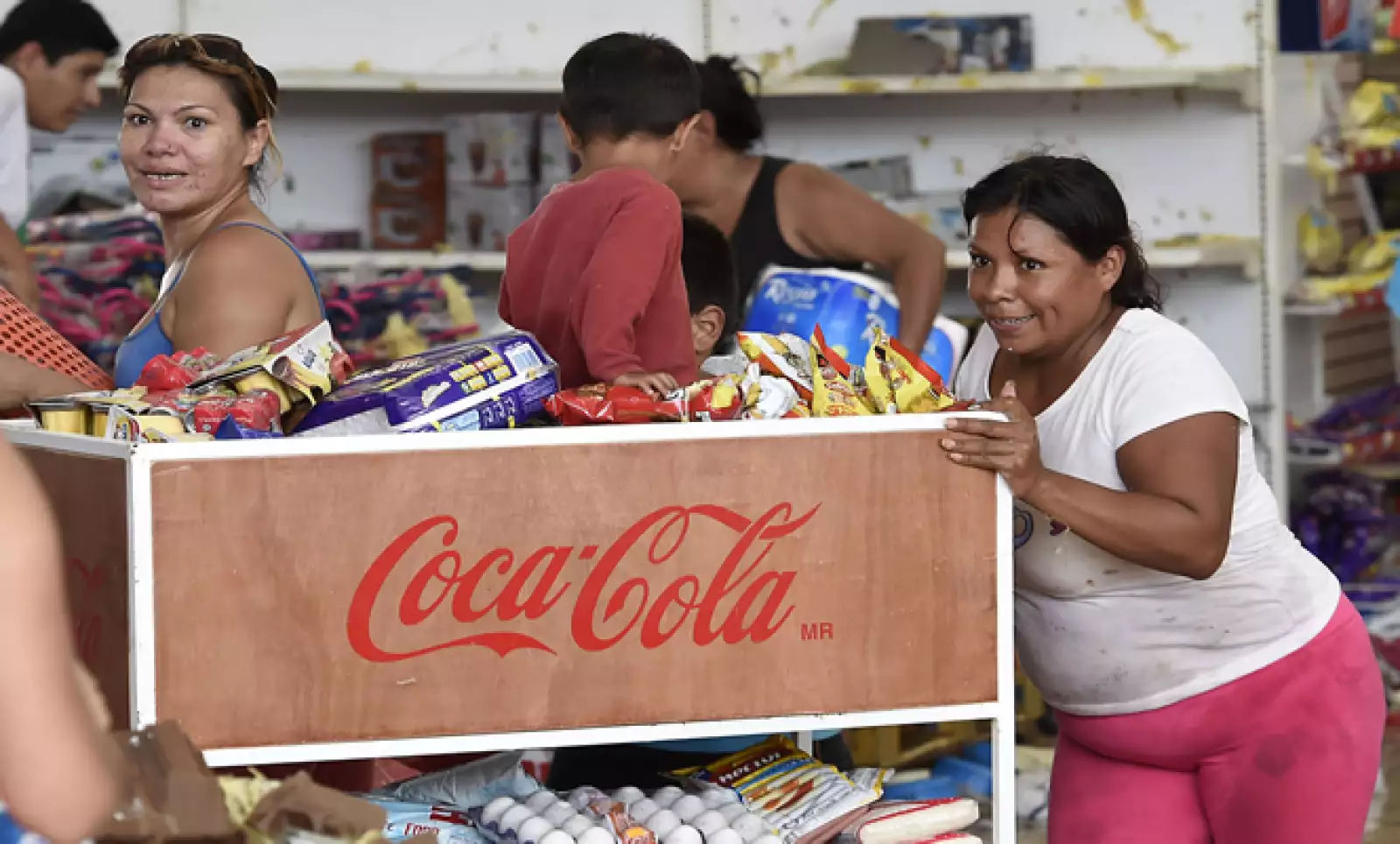 Agua y papel higiénico, son los productos más buscados por los residentes de Los Cabos, en Baja California, que cuatro días después del paso del huracán Odile, siguen sin agua ni electricidad.