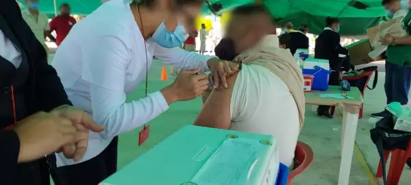 Aplicación de vacunas a reos 