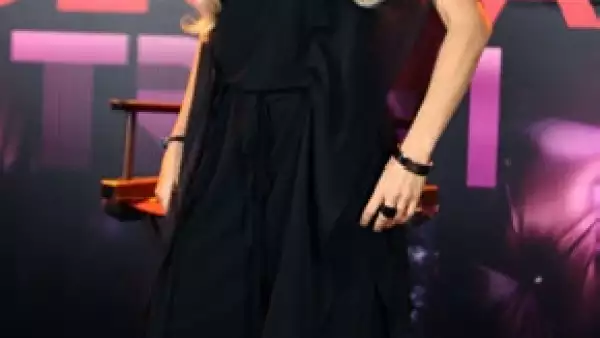 La cantante tuvo un accidente al bajar de su avión por lo que tuvo que ser intervenida quirúrgicamente.