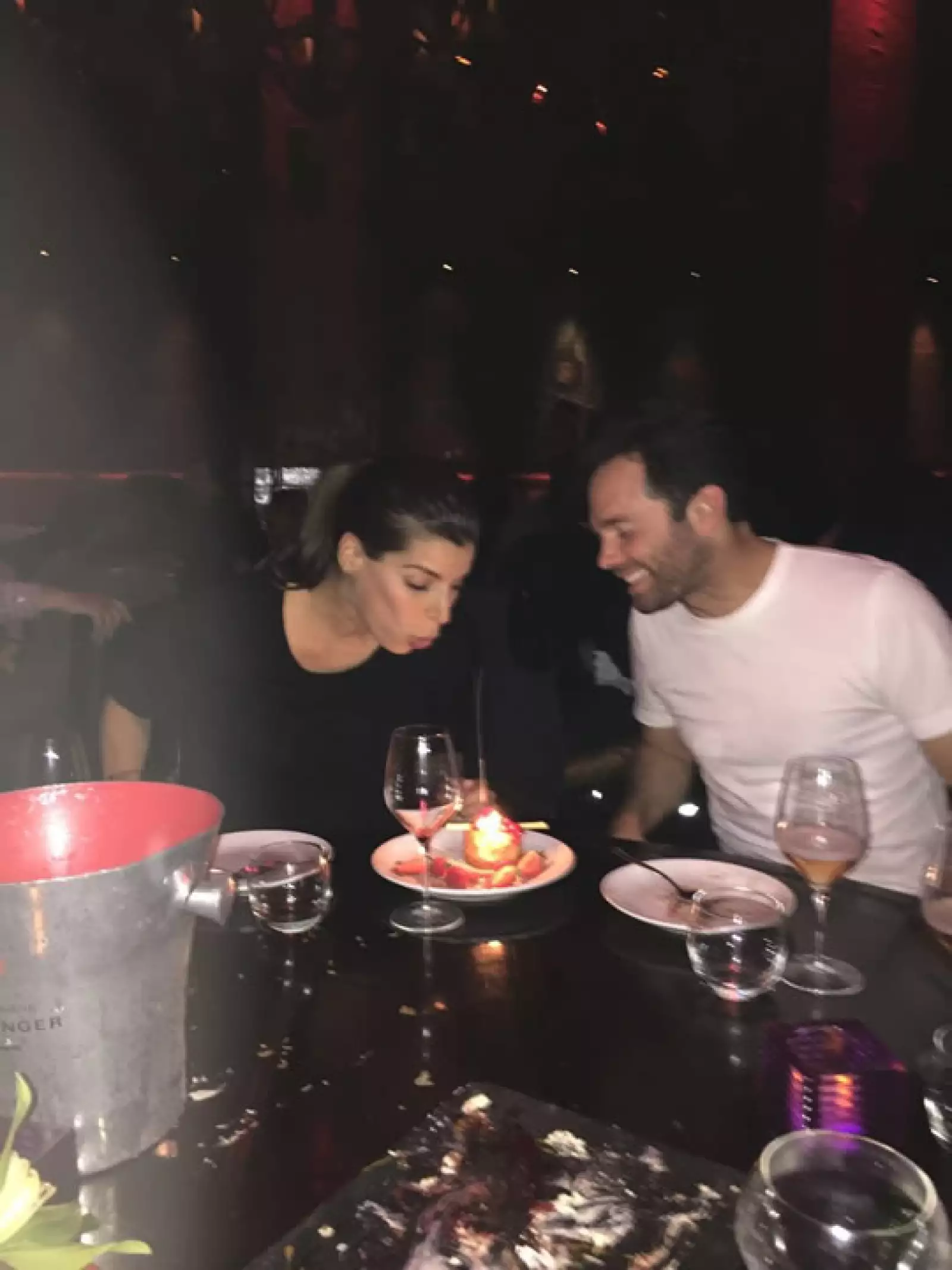 Bárbara soplando la velita de su pastel de cumpleaños en el Nobu.