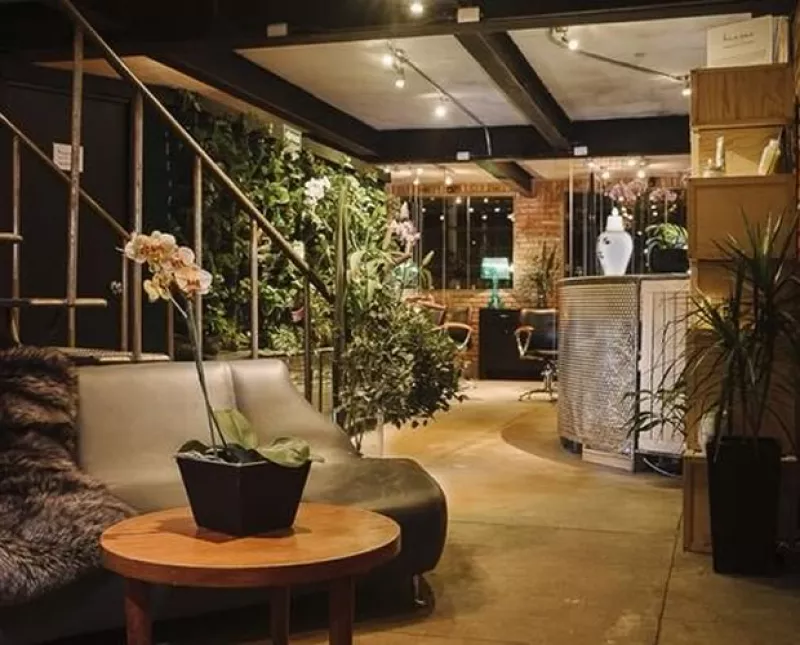 ¿Quieres ser la dueña de todas las miradas en tu graduación? Entonces no pierdas más tiempo y ve a hacer todo tu beauty look a estos lugares. ¡Te va a encantar el resultado!