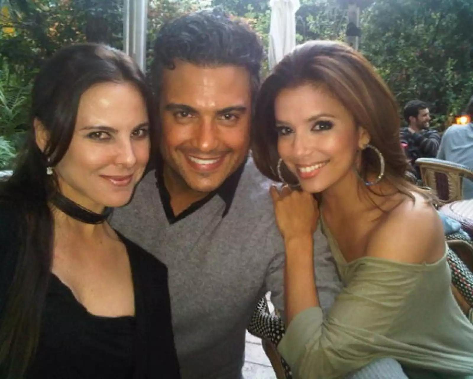 La bella Eva Longoria compartió esta foto con sus fans y escribió: “Yo @katedelcastillo y @jaimecamil cenando en Los Ángeles.”