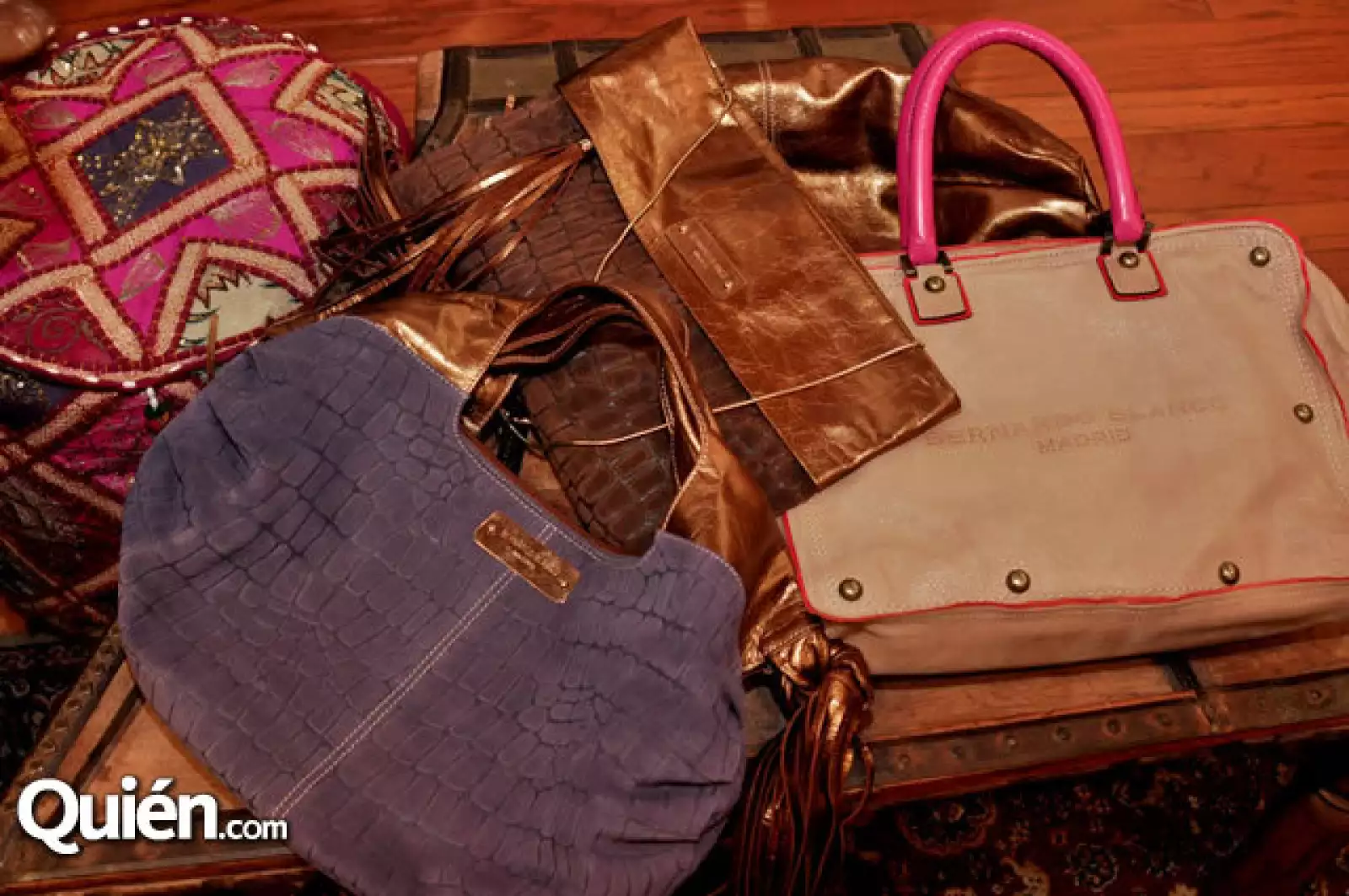 Bernardo Blanco presenta sus bolsas en casa de Mónica Chapa