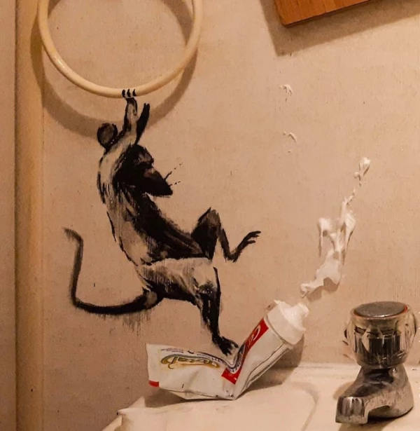 banksy-trabaja-desde-casa-baño-vandaliza