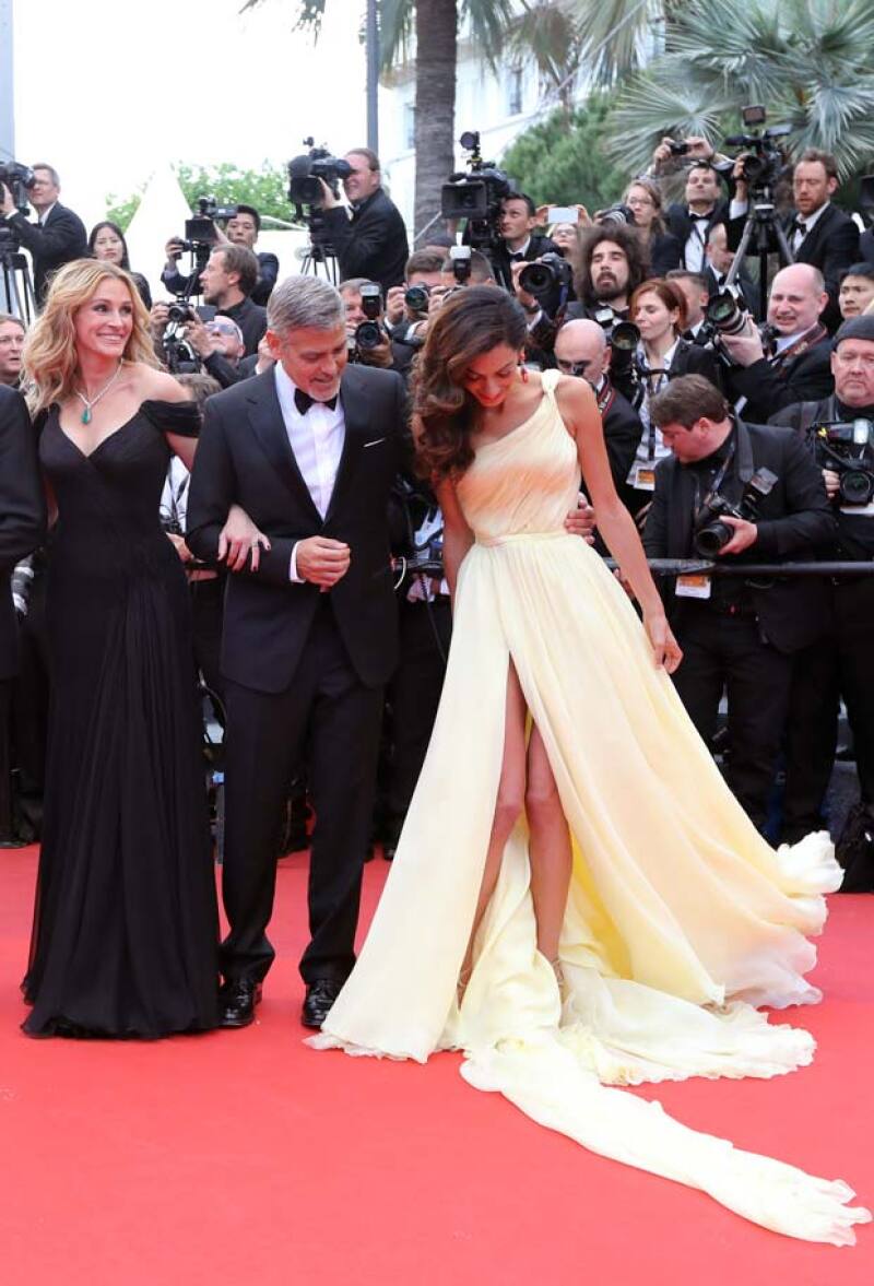 La abertura del vestido hizo que al momento de abrirse Amal enseñara de más.