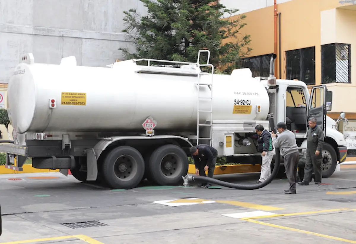 Autotanque cargando gasolina