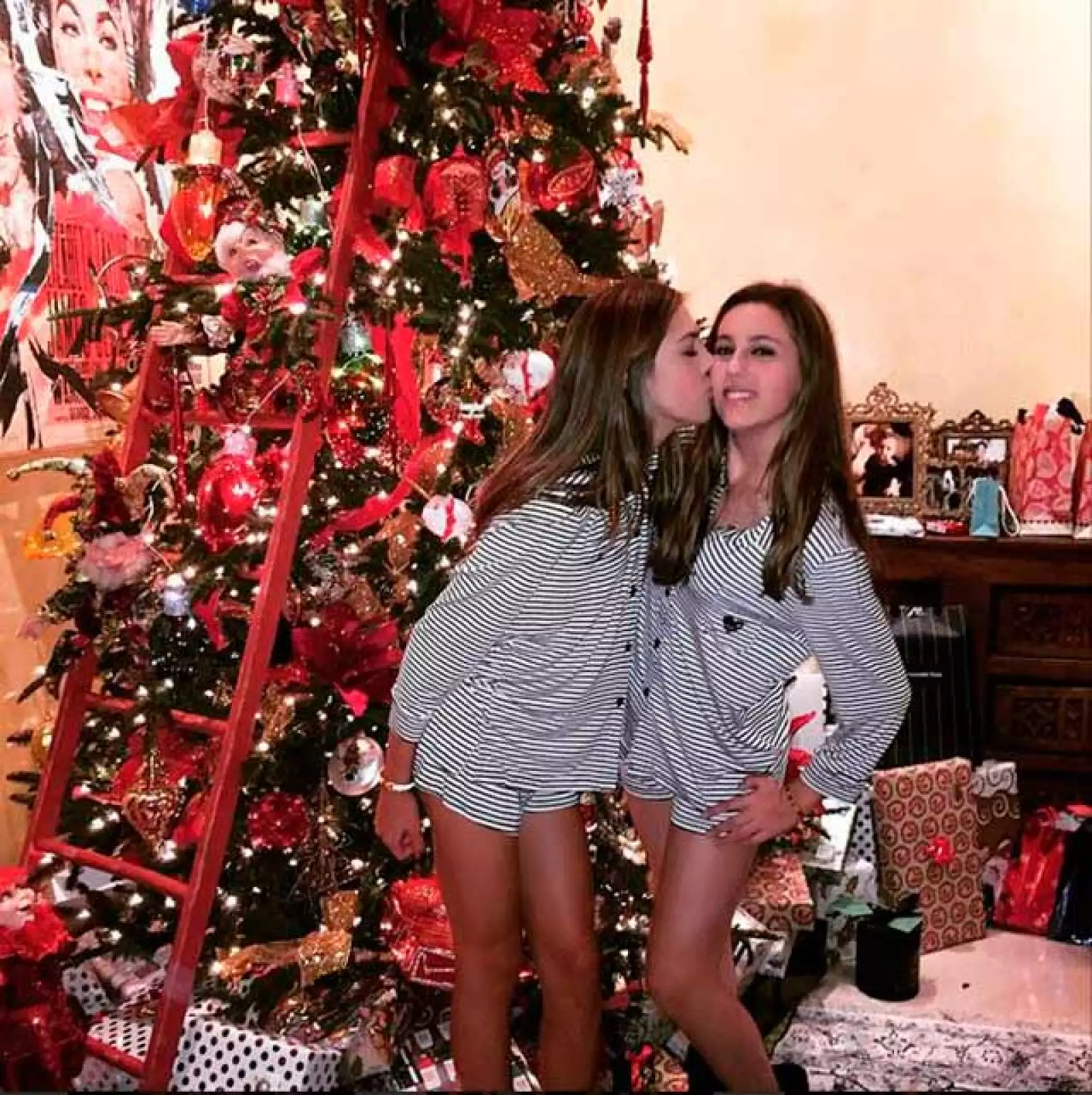 Las guapas hermanas posando junto al árbol de Navidad.