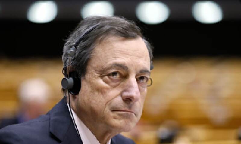 El BCE, presidido por Mario Draghi, planea gastar 66,740 mdd al mes en la compra de bonos soberanos. (Foto: Reuters )