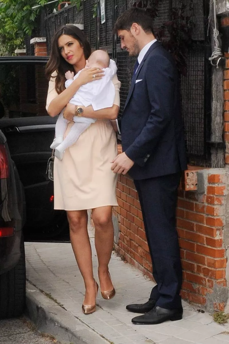 La periodista y el futbolista bautizaron al pequeño de cinco meses de edad en la capilla de la Universidad ESIC en Madrid y después ofrecieron una comida a familiares y amigos cercanos.