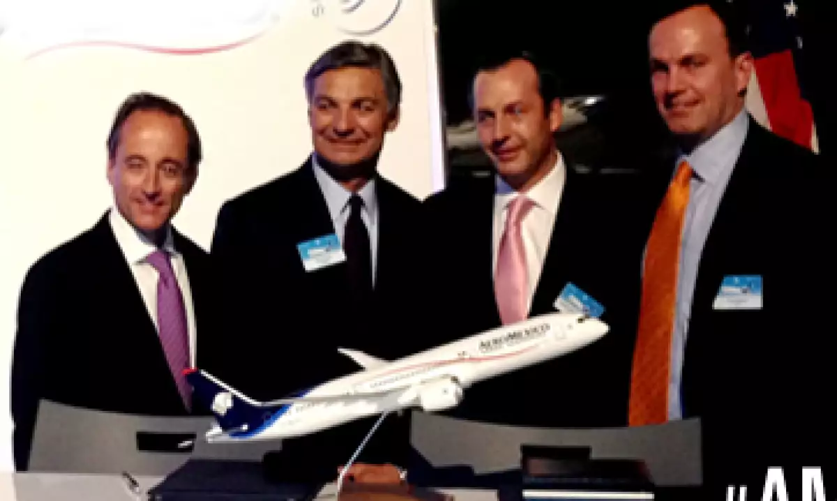 Directivos de Aeroméxico firmaron este viernes la entrega del Boeing 787. (Foto: tomada de aeromexico.com)
