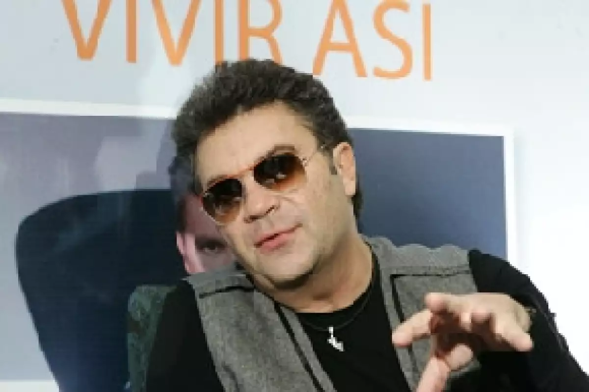 El cantante dará un concierto en el Auditorio Nacional y su esposa estará acompañándolo.