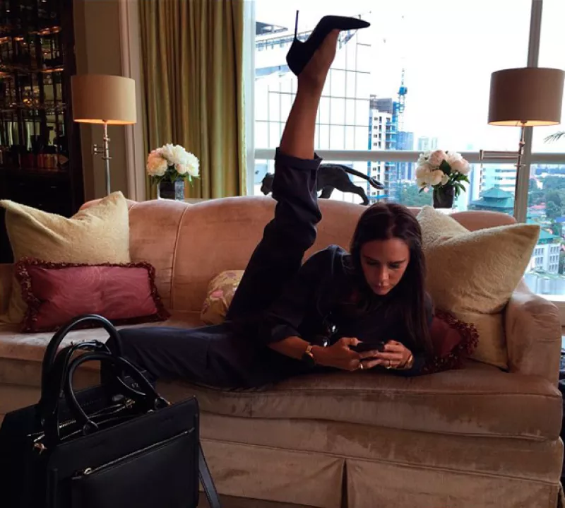 Si bien sabíamos que la esposa de David tenía múltiples habilidades, es ahora cuando ella nos presume su increíble elasticidad incluso cuando está trabajando.