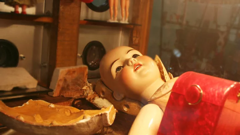 Las muñecas de porcelana de rostros decorados a mano cobraron importancia entre las niñas de los años 20´s.
