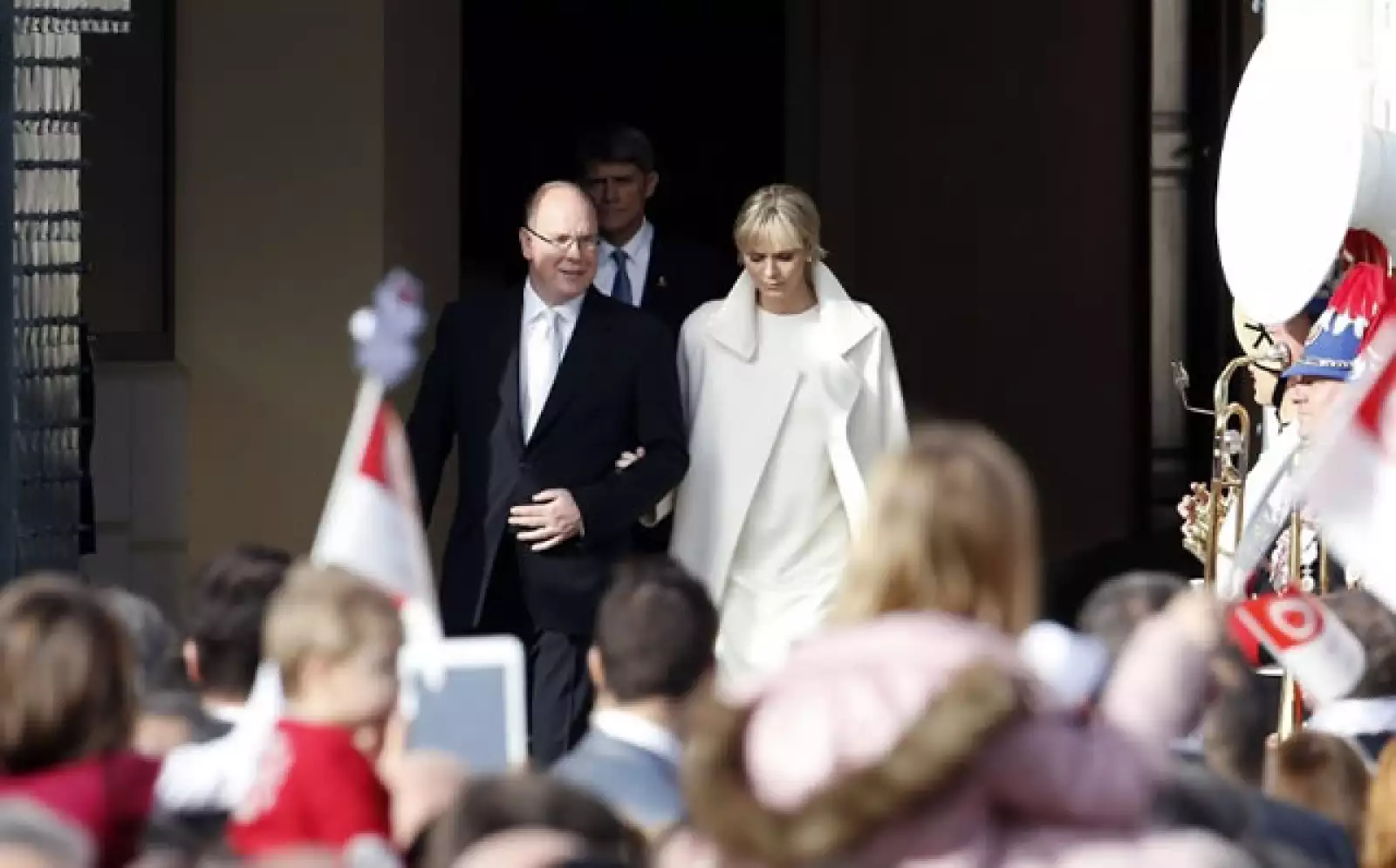 Hoy por la mañana, hora local, el príncipe Alberto II de Mónaco y su esposa Charlene llegaron a Palacio para el esperado momento: la presentación de sus mellizos ante el pueblo.