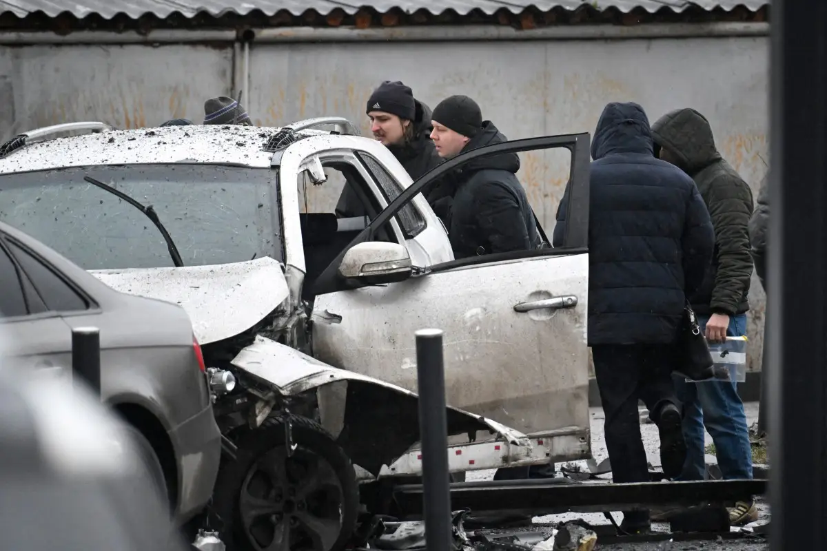 Los investigadores trabajan en el sitio de explosión de automóviles en el sur de Moscú el 22 de diciembre de 2025. El teniente general Fanil Sarvarov, jefe del departamento de entrenamiento dentro del Estado Mayor, fue asesinado en Moscú el 22 de diciembre de 2025 después de que un artefacto explosivo colocado debajo de su automóvil explotara, dijeron los investigadores en un comunicado.
