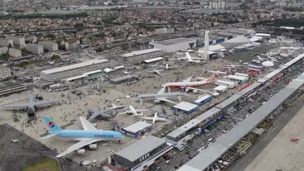 Más de 2,100 participantes de 45 países han pedido formar parte de la exhibición, en donde se muestran tantos aviones comerciales como aeronaves de defensa.
