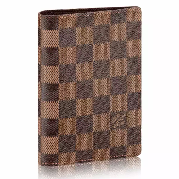 Louis Vuitton: Funda de pasaporte. Llevar tu pasaporte de manera stylish nunca fue tan fácil. La funda de lona Damier permite guardar también tarjetas y documentos gracias a sus diversos compartimientos. louisvuitton.com