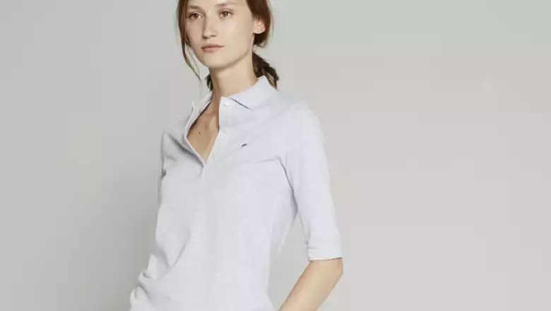 La playera polo en colores claros, pastel e incluso brillantes es ideal por su comodidad y elegancia.