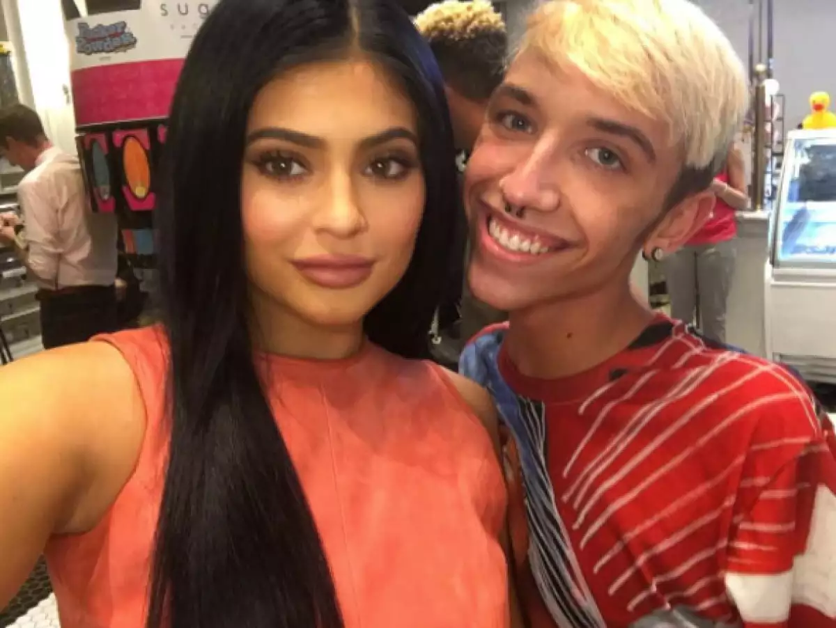 Johnny Cyrus, un joven de 18 años de Milwaukee, se tatuó toda la gama de colores de los lipsticks de Kylie en el brazo.