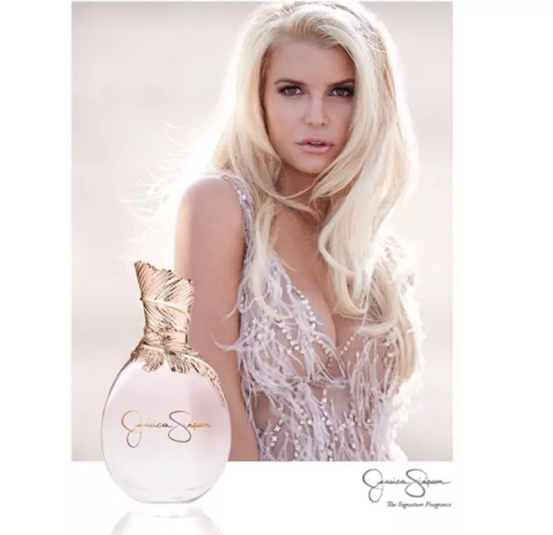 A una semana de casarse con su prometido Eric Johnson la rubia de 33 años deslumbró con la imagen publicitaria del perfume que lleva su nombre.