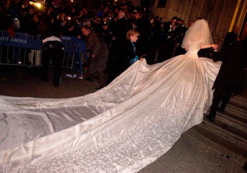 El vestido de novia de Thalía fue increíble, con varios detalles bordados y una cola de varios metros de largo.