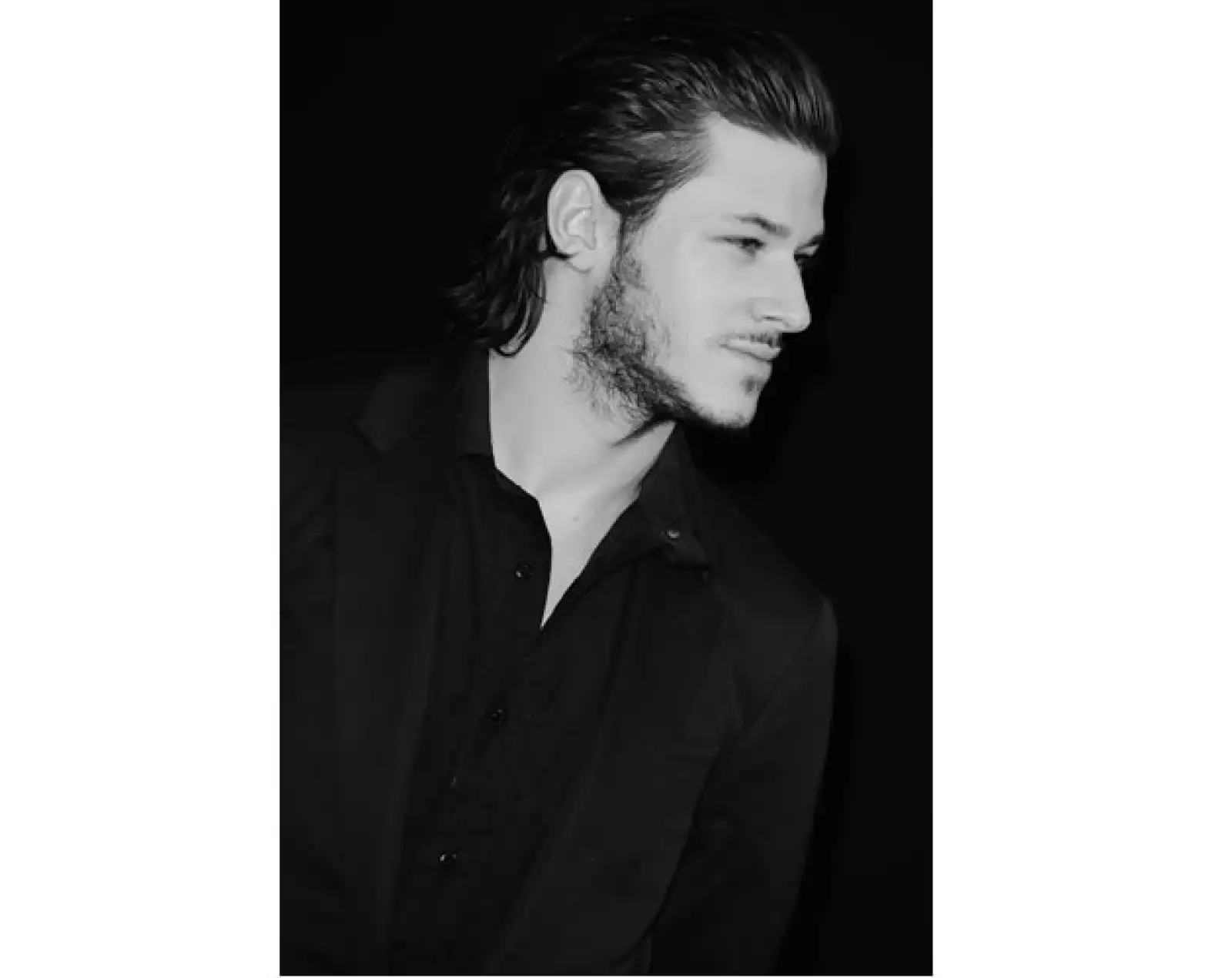 Lo que lo trajo a nuestro listado es la forma de siempre buscar verse masculino y juvenil.