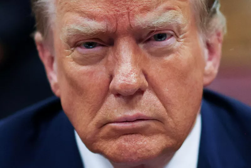 El expresidente de los Estados Unidos, Donald Trump, se sienta en la sala del tribunal durante su juicio por cargos de falsificar registros comerciales para ocultar el dinero pagado para silenciar a la estrella porno Stormy Daniels en 2016, en el tribunal estatal de Manhattan en la ciudad de Nueva York, EE. UU., el 18 de abril de 2024.