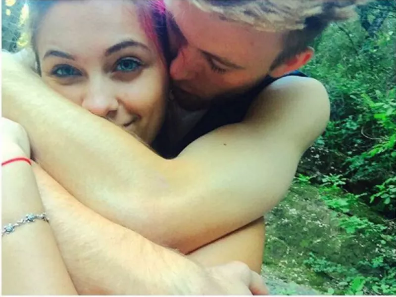 Algunos medios estadounidenses afirman que Paris se casó con su novio luego de que cambiara su nombre en su perfil de Instagram, agregando el apellido de él.