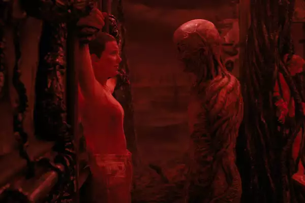 Foto de la grabación de Stranger Things donde se ve a Once atrapada y Vecna de frente a ella.