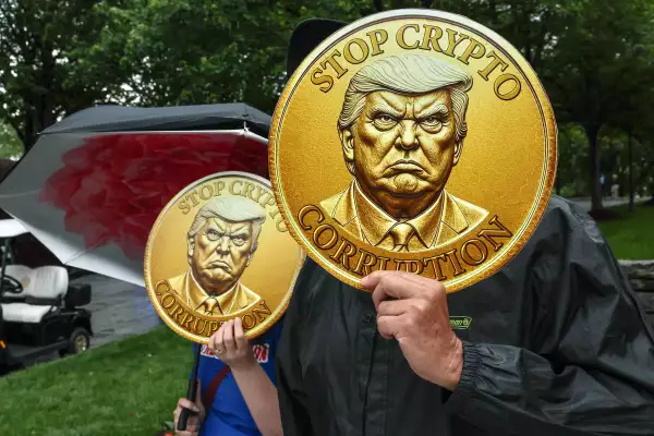 Los manifestantes sostienen criptomonedas simuladas durante el mitin "Estados Unidos no está a la venta" contra los tratos criptográficos de Trump en el Club Nacional de Golf Trump el 22 de mayo de 2025 en Washington, DC.