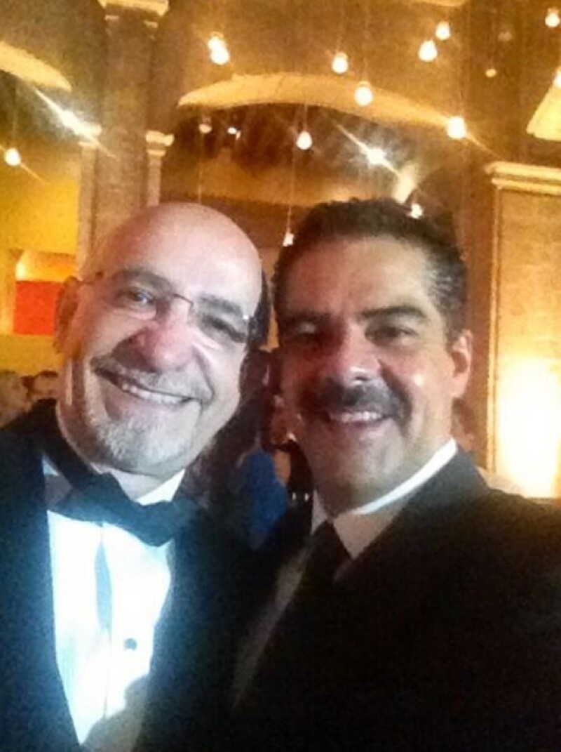 Javier Alatorre con el Padre José Aguilar.