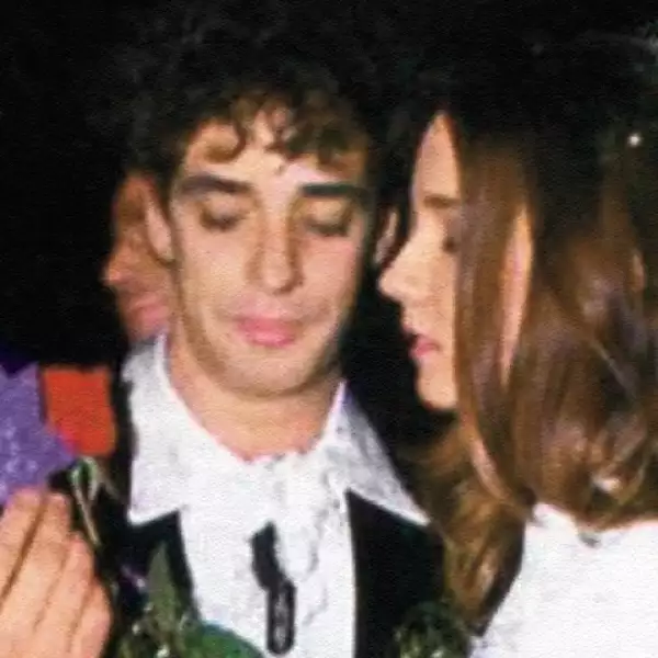 A principios de los años 90 Gustavo se enamora de la entonces modelo chilena Cecilia Amenábar, en 1992 le éste le pide matrimonio vía telefónica siendo así su segundo matrimonio.