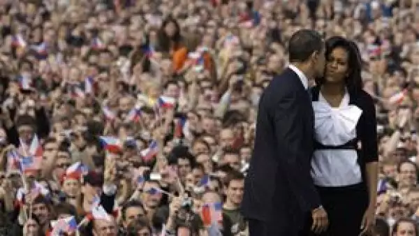 La primera dama de Estados Unidos quedó prendada de la capital checa, en donde jóvenes y turistas coreaban "¡Obama, Obama!"