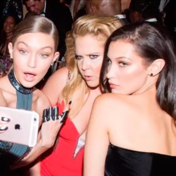 Las selfies no podían faltar. Gigi Hadid, Amy Schumer y Bella Hadid cayeron en la tentación.