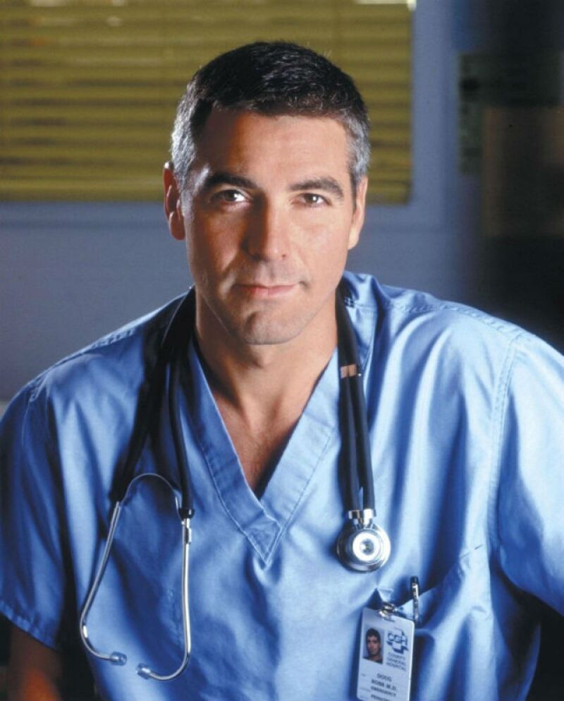 George Clooney quizás fue el primero en demostrar lo atractivos que podían ser los doctores en televisión. Por eso extrañamos su época en ER.