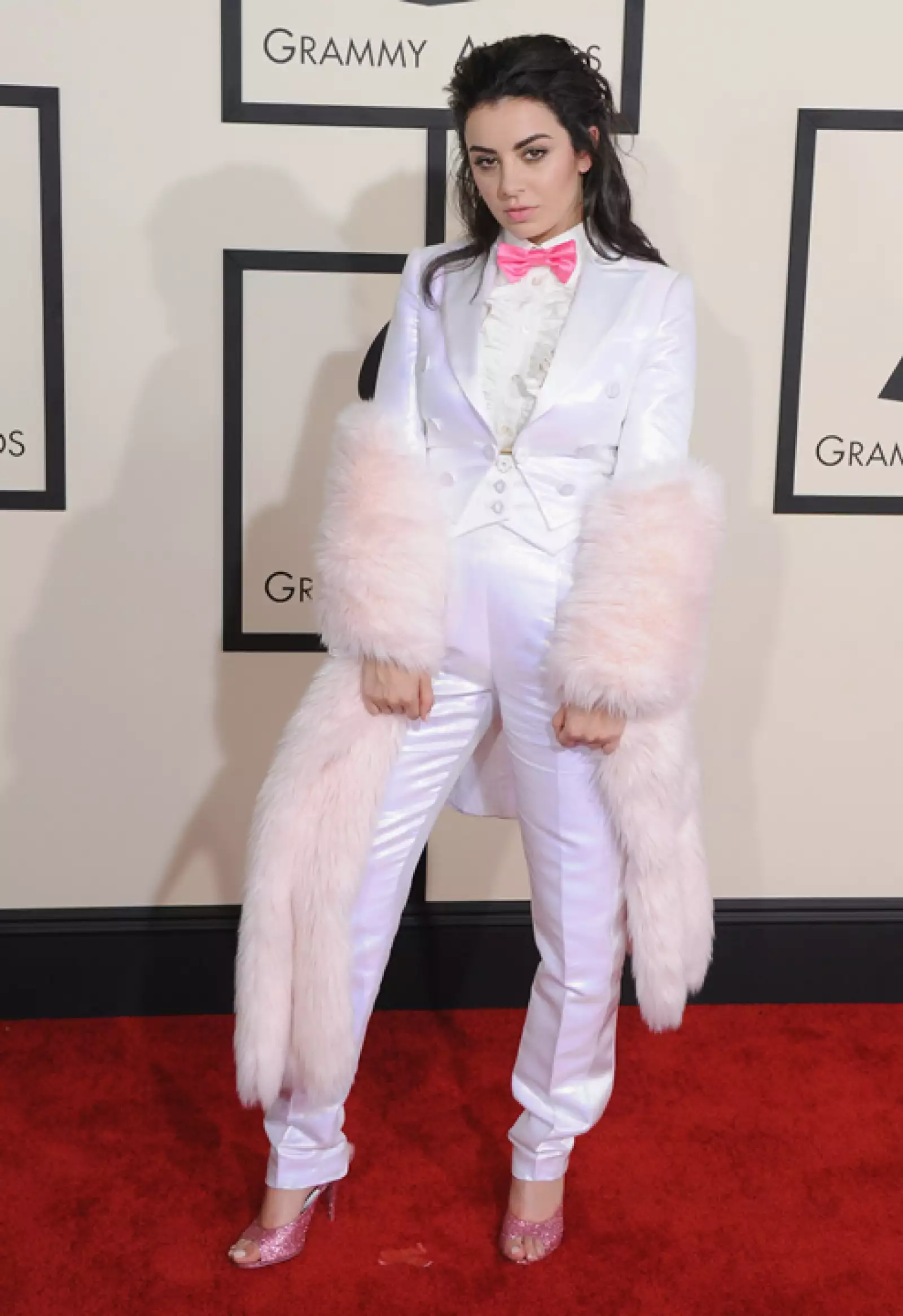 La cantante de Boom Clap, Charli XCX, llegó con un traje blanco de Moschino. Estamos obsesionadas con los trajes en mujeres, pero éste no fue nada favorecedor.