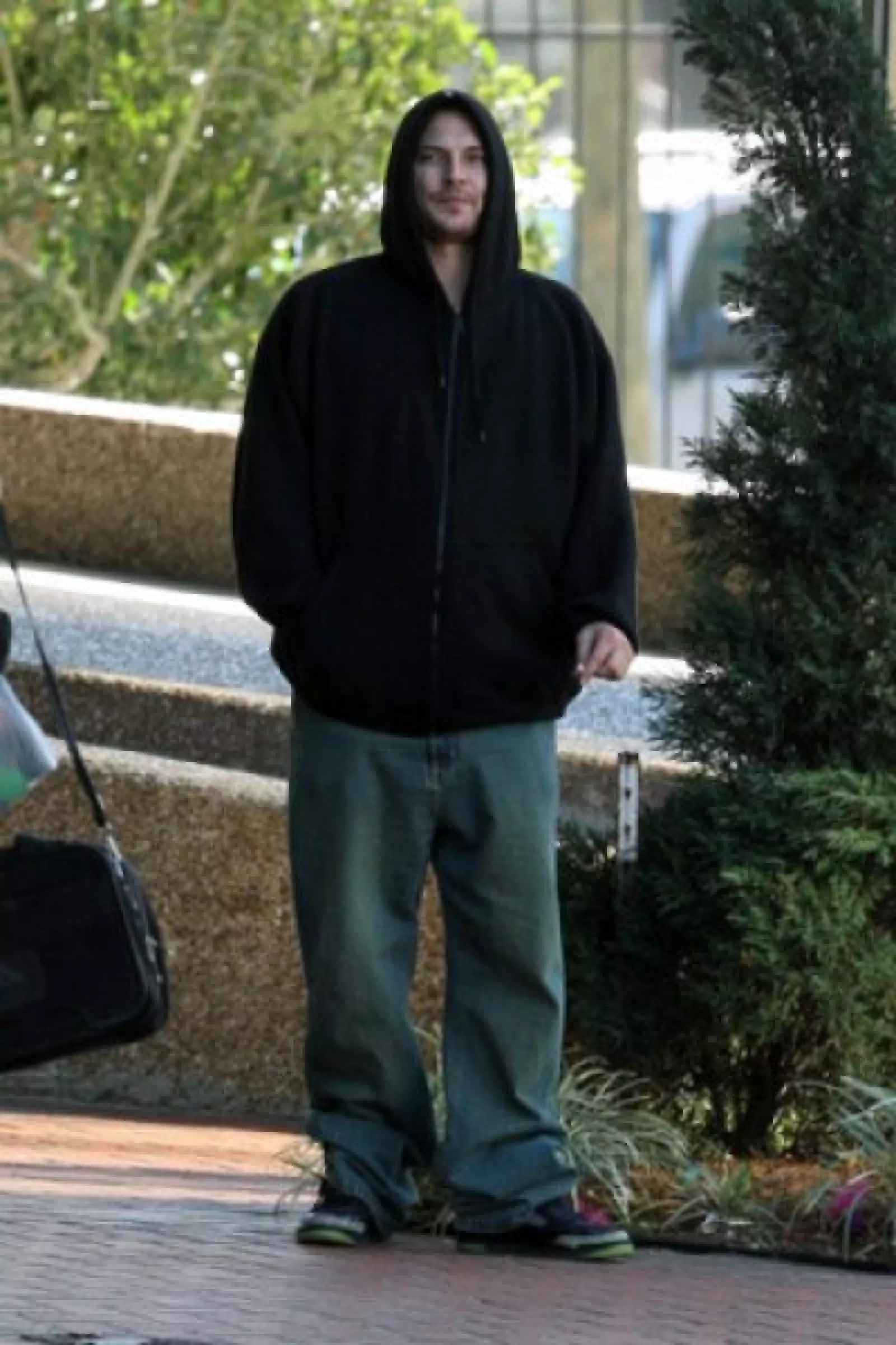 Kevin Federline afuera del bar de su hotel en Nueva Orleáns, Lousiana.