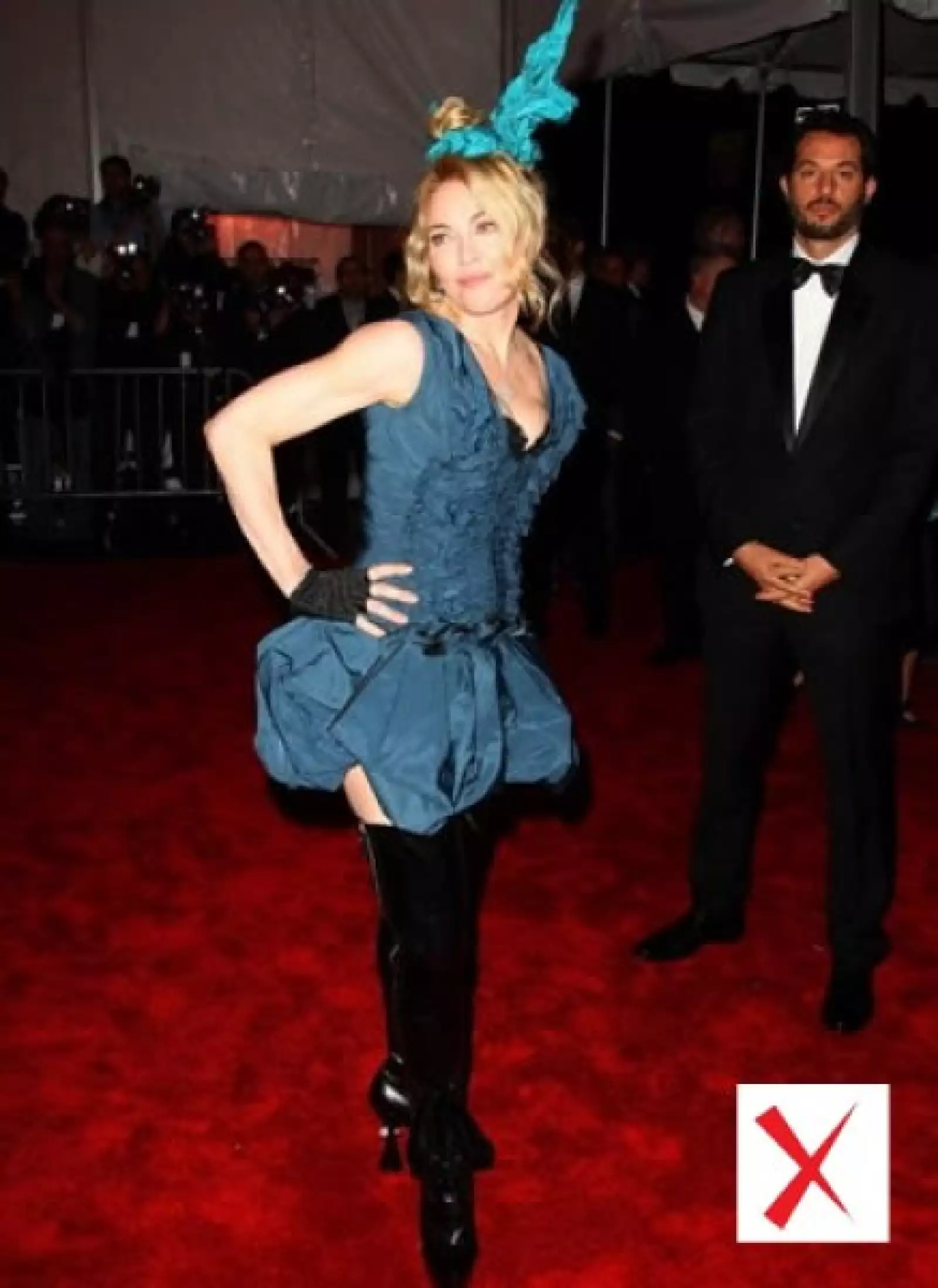 Madonna fue de las más criticadas por su vestuario, que con falda de burbuja, botas altas y un accesorio incomprensible en el pelo, nos recordó a la Reina del Pop en su época de Like a Virgin... 25 años después.