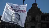 Unos 200 simpatizantes del presidente Andrés Manuel López Obrador congregaron en el Zócalo para expresar su apoyo por su iniciativa a la reforma eléctrica y a la consulta de revocación de mandato.