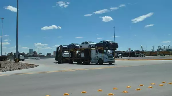 Kia utiliza madrinas mientras el gobierno de nuevo León concluye la espuela de ferrocarril.