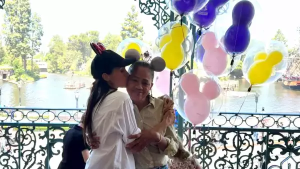 meghan-markle-mama-disneyland.jpg
