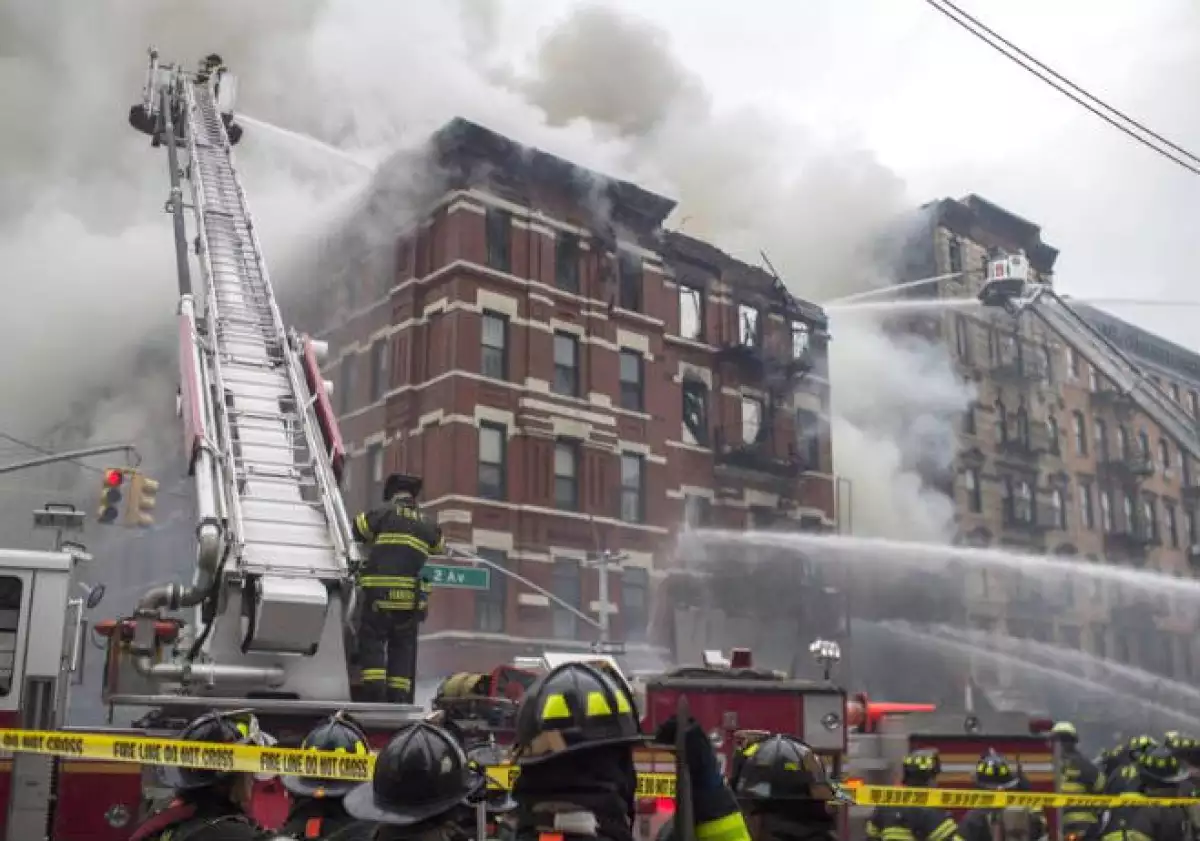 Edificio estalla y se incendia en barrio de Nueva York