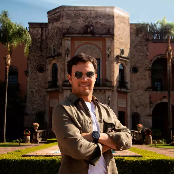 Checo Pérez sonriendo frente a fábrica de Tequila Patrón