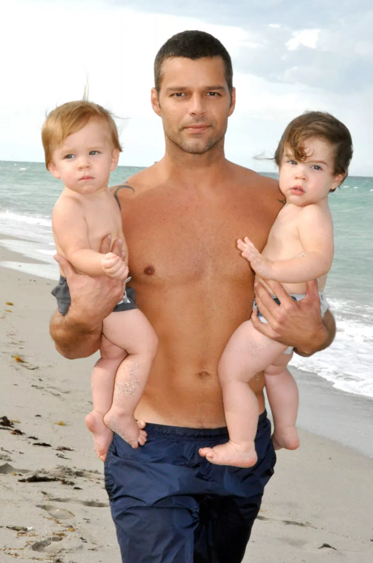 De las primeras fotos de Ricky Martin con sus gemelos.